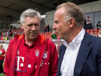 Führungsstil? Goldrichtig! - Bayern-Vorstandschef Karl-Heinz Rummenigge (r) ist zufrieden mit der Arbeit von Carlo Ancelotti. Foto: Maja Hitij