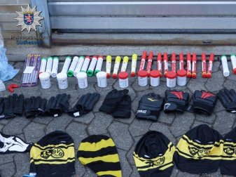 Die Polizei stellte Pyrotechnik, Kampfsporthandschuhe und Sturmhauben sicher. Foto: Polizeipräsidium Südhessen/dpa