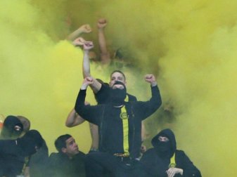 Vermummte Dortmunder Fans zünden im Stadion Pyrotechnik. Foto: Friso Gentsch