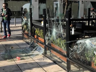 Schalker Ultras haben Scheiben von einem Cafe in Thessaloniki zerstört. Foto: Ina Fassbender Schalker Ultras haben Scheiben von einem Cafe in Thessaloniki zerstört. Foto: Ina Fassbender