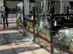 Schalker Ultras haben Scheiben von einem Cafe in Thessaloniki zerstört. Foto: Ina Fassbender