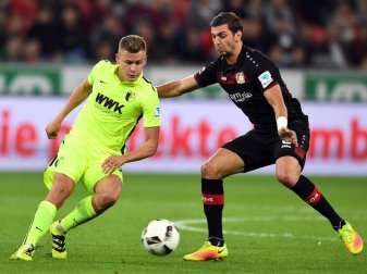 Für Bayer Leverkusen und den FC Augsburg sind drei Punkte wichtiger als das Torjubiläum. Foto: Federico Gambarini Für Bayer Leverkusen und den FC Augsburg sind drei Punkte wichtiger als das Torjubiläum. Foto: Federico Gambarini