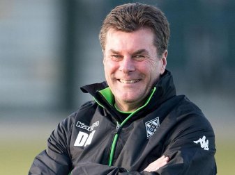 Mönchengladbachs Trainer Dieter Hecking gibt sich für das Rückspiel zuversichtlich: «Das Spiel ist noch nicht durch für Florenz.» Foto: Marius Becker Mönchengladbachs Trainer Dieter Hecking gibt sich für das Rückspiel zuversichtlich: «Das Spiel ist noch nicht durch für Florenz.» Foto: Marius Becker