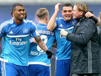 Hamburgs «Neue», Walace (l) und Kyriakos Papadopoulos, jubeln mit Trainer Markus Gisdol. Foto: Jan Woitas