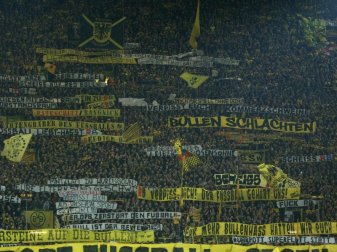 Dortmunder Fans in der Südtribüne beleidigten auf Spruchbändern den Gegner RB Leipzig. Foto: Ina Fassbender Dortmunder Fans in der Südtribüne beleidigten auf Spruchbändern den Gegner RB Leipzig. Foto: Ina Fassbender