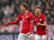 Bayerns Thomas Müller (l) und Joshua Kimmich jubeln. «Wenn sie einen guten Tag haben, hat man wenig Chancen», weiß auch Hertha-Trainer Pal Dardai. Foto: Sven Hoppe