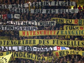 BVB-Anhänger hatten RB-Offizielle und den Verein auf zahlreichen Spruchbändern und mit Gesängen massiv beleidigt und diffamiert. Foto: Ina Fassbender