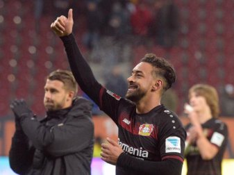 Daumen hoch: Karim Bellarabi und seine Teamkollegen feiern nach dem Abpfiff mit den Fans. Foto: Stefan Puchner