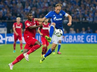 Schalkes Benedikt Höwedes (r) und Kölns Anthony Modeste im Zweikampf. Wer setzt sich am Sonntag durch? Foto: Rolf Vennenbernd