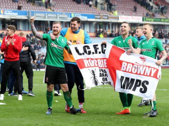 Die Spieler von Lincoln City jubeln über ihren Sieg im FA Cup. Foto: Martin Rickett Die Spieler von Lincoln City jubeln über ihren Sieg im FA Cup. Foto: Martin Rickett