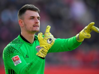 Martin Hansen hält den Elfmeter von Makoto Hasebe Martin Hansen hält den Elfmeter von Makoto Hasebe