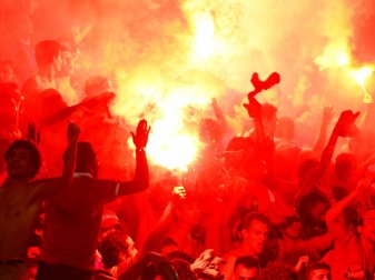 Durch Pyrotechnik wurde ein Fan in Mainz schwer verletzt