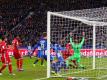 Berlins Vedad Ibisevic (verdeckt) trifft zum 1:0 gegen Bayern München. Foto: Christian Charisius