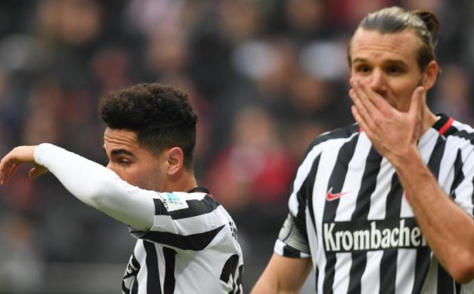 Frankfurts Omar Mascarell (l) und Alexander Meier würden das Spiel gegen den FC Ingolstadt wohl am liebsten schnell vergessen. Foto: Arne Dedert