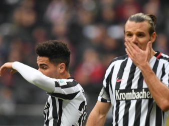 Frankfurts Omar Mascarell (l) und Alexander Meier würden das Spiel gegen den FC Ingolstadt wohl am liebsten schnell vergessen. Foto: Arne Dedert Frankfurts Omar Mascarell (l) und Alexander Meier würden das Spiel gegen den FC Ingolstadt wohl am liebsten schnell vergessen. Foto: Arne Dedert
