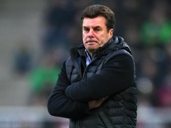 Gladbachs Trainer Dieter Hecking hatte nach der 1:2-Niederlage gegen Leipzig nicht die beste Laune. Foto: Federico Gambarini Gladbachs Trainer Dieter Hecking hatte nach der 1:2-Niederlage gegen Leipzig nicht die beste Laune. Foto: Federico Gambarini