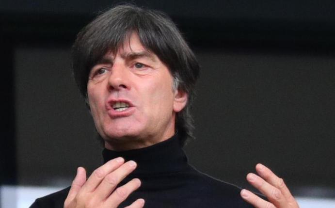 Joachim Löw hält zu Thomas Müller und Mario Götze. Foto: Christian Charisius