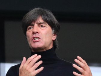 Joachim Löw hält zu Thomas Müller und Mario Götze. Foto: Christian Charisius Joachim Löw hält zu Thomas Müller und Mario Götze. Foto: Christian Charisius