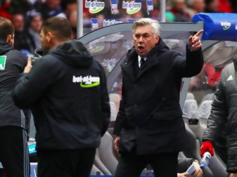 Carlo Ancelotti ließ sich nach dem Spiel hinreißen, den Mittelfinger zu zeigen. Foto: Christian Charisius