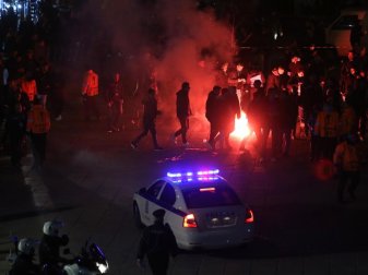 Beim Hinspiel im Toumba Stadion in Thessaloniki zündeten Fans von PAOK Pyrotechnik. Foto: Ina Fassbender Beim Hinspiel im Toumba Stadion in Thessaloniki zündeten Fans von PAOK Pyrotechnik. Foto: Ina Fassbender