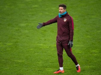 Trainer Diego Simeone wird den zweiten Stürmer neben Griezmann erst kurz vor dem Spiel gegen Leverkusen bekanntgeben. Foto: Marius Becker Trainer Diego Simeone wird den zweiten Stürmer neben Griezmann erst kurz vor dem Spiel gegen Leverkusen bekanntgeben. Foto: Marius Becker