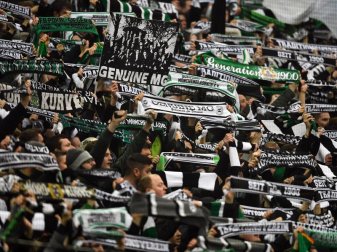 Gladbach-Fans halten vor dem Spiel gegen RB Leipzig ihre Schals hoch. Foto: Federico Gambarini Gladbach-Fans halten vor dem Spiel gegen RB Leipzig ihre Schals hoch. Foto: Federico Gambarini