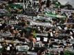 Gladbach-Fans halten vor dem Spiel gegen RB Leipzig ihre Schals hoch. Foto: Federico Gambarini