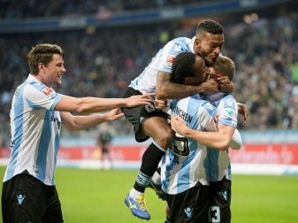 Die Löwen feiern den Torschützen zum 1:0: Abdoulaye Bah Die Löwen feiern den Torschützen zum 1:0: Abdoulaye Bah