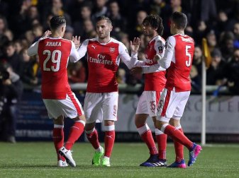 Arsenals Lucas Perez (2.v.l.) jubelt mit seinen Teamkollegen über sein Tor zum 1:0 im Spiel gegen Sutton United. Foto: Andrew Matthews Arsenals Lucas Perez (2.v.l.) jubelt mit seinen Teamkollegen über sein Tor zum 1:0 im Spiel gegen Sutton United. Foto: Andrew Matthews