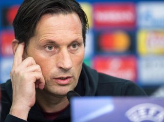 Bayer Leverkusens Trainer Roger Schmidt sieht seine Mannschaft vor dem Spiel gegen Atlético Madrid in Kampfstimmung. Foto: Marius Becker Bayer Leverkusens Trainer Roger Schmidt sieht seine Mannschaft vor dem Spiel gegen Atlético Madrid in Kampfstimmung. Foto: Marius Becker