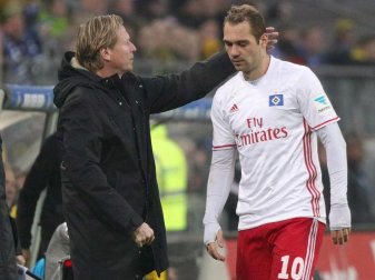 Hamburgs Trainer Markus Gisdol (l) setzt derzeit nicht auf Pierre-Michel Lasogga. Foto: Christian Charisius Hamburgs Trainer Markus Gisdol (l) setzt derzeit nicht auf Pierre-Michel Lasogga. Foto: Christian Charisius