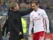 Hamburgs Trainer Markus Gisdol (l) setzt derzeit nicht auf Pierre-Michel Lasogga. Foto: Christian Charisius