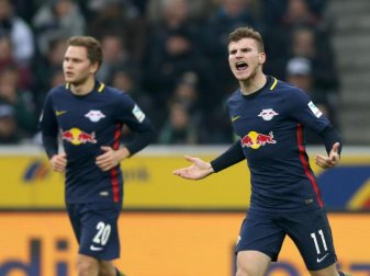 Leipzig-Stürmer Timo Werner (r) ist derzeit der beste deutsche Torschütze in der Bundesliga. Foto: Ina Fassbender Leipzig-Stürmer Timo Werner (r) ist derzeit der beste deutsche Torschütze in der Bundesliga. Foto: Ina Fassbender