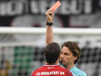 Schiedsrichter Guido Winkmann (r) zeigt Mathew Leckie die Rote Karte. Foto: Arne Dedert