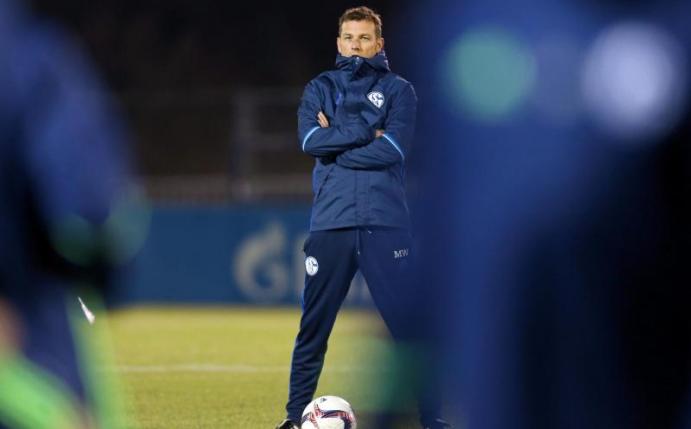Schalkes Trainer Markus Weinzierl lässt gegen PAOK Saloniki personell rotieren. Foto: Ina Fassbender