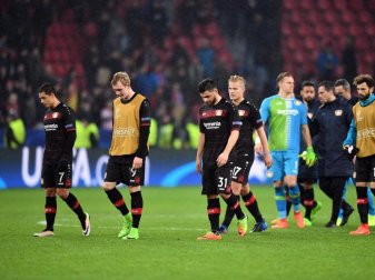 Die Leverkusener Spieler ließen nach dem Spiel gegen Atlético die Köpfe hängen. Foto: Federico Gambarini