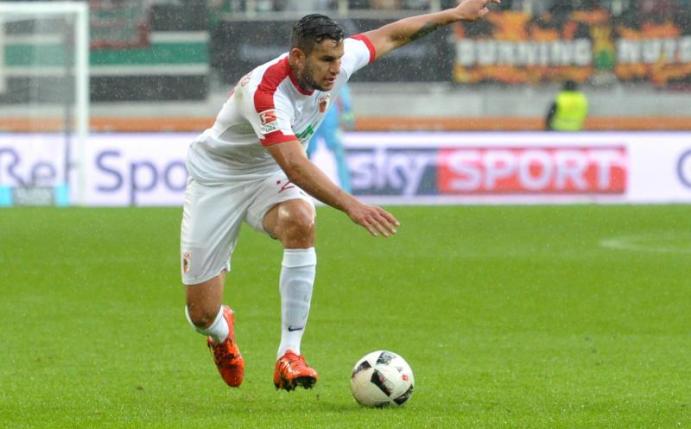 Der Augsburger Raul Bobadilla ist angeschlagen, soll aber gegen Darmstadt spielen können. Foto: Stefan Puchner