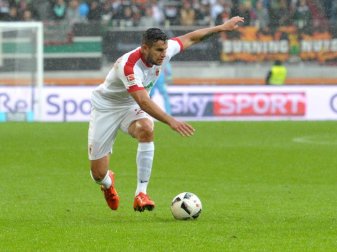 Der Augsburger Raul Bobadilla ist angeschlagen, soll aber gegen Darmstadt spielen können. Foto: Stefan Puchner Der Augsburger Raul Bobadilla ist angeschlagen, soll aber gegen Darmstadt spielen können. Foto: Stefan Puchner