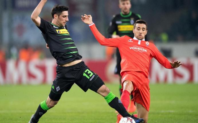 Gladbachs Lars Stindl (l) und Matías Vecino von Florenz kämpfen im Hinspiel um den Ball. Foto: Marius Becker