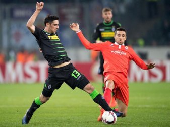 Gladbachs Lars Stindl (l) und Matías Vecino von Florenz kämpfen im Hinspiel um den Ball. Foto: Marius Becker Gladbachs Lars Stindl (l) und Matías Vecino von Florenz kämpfen im Hinspiel um den Ball. Foto: Marius Becker