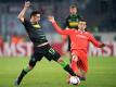 Gladbachs Lars Stindl (l) und Matías Vecino von Florenz kämpfen im Hinspiel um den Ball. Foto: Marius Becker