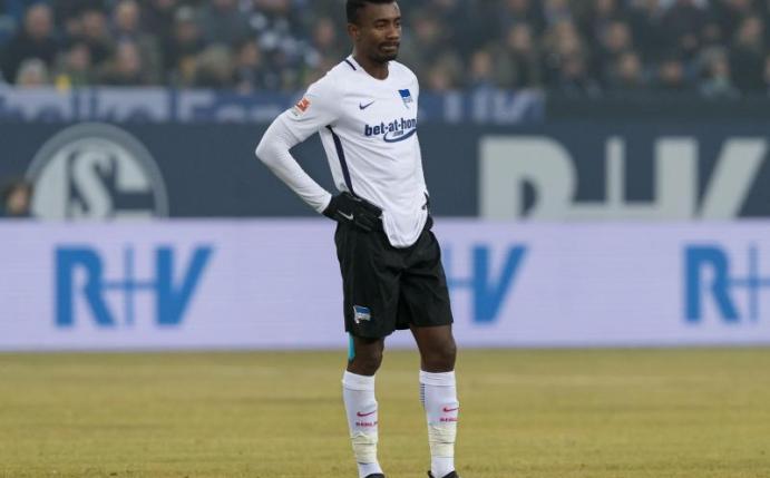 Der Einsatz von Herthas Salomon Kalou gegen Frankfurt steht infrage. Foto: Guido Kirchner
