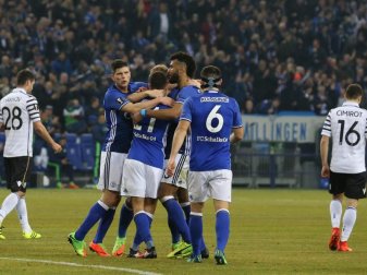 Die Spieler vom FC Schalke feiern das 1:0. Die Partie endet Unentschieden. Foto: Friso Gentsch Die Spieler vom FC Schalke feiern das 1:0. Die Partie endet Unentschieden. Foto: Friso Gentsch