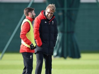 Liverpool-Coach Jürgen Klopp (r) beim Traifning mit Mittelfeldspieler Adam Lallana. Foto: Peter Powell Liverpool-Coach Jürgen Klopp (r) beim Traifning mit Mittelfeldspieler Adam Lallana. Foto: Peter Powell