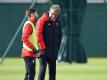 Liverpool-Coach Jürgen Klopp (r) beim Traifning mit Mittelfeldspieler Adam Lallana. Foto: Peter Powell