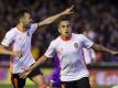 Fabian Orellana vom FC Valencia (r) jubelt über sein Tor zum 2:0 mit seinem Teamkollegen Munir El Haddadi. Foto: Jose Miguel Fernandez De Velasco