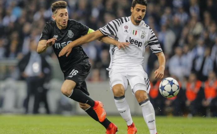 «Erfrischende» Leistung: Sami Khedira (r) in Aktion gegen Portos Hector Herrera. Foto: Leonel De Castro