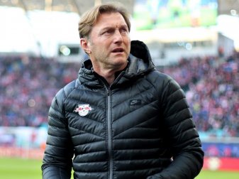 Für Leipzigs Cheftrainer Ralph Hasenhüttl sind die Spekulationen um ein Verbot an der Champions League teilzunehmen kein Thema»: «Schaun mer ma, was passiert.» Foto: Jan Woitas Für Leipzigs Cheftrainer Ralph Hasenhüttl sind die Spekulationen um ein Verbot an der Champions League teilzunehmen kein Thema»: «Schaun mer ma, was passiert.» Foto: Jan Woitas