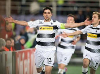 Gladbachs Lars Stindl (L) dreht das Spiel mit seinem dritten Tor zum Spielstand von 3:2. Foto: Marius Becker Gladbachs Lars Stindl (L) dreht das Spiel mit seinem dritten Tor zum Spielstand von 3:2. Foto: Marius Becker