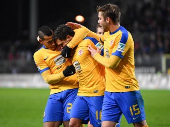 Die Braunschweiger Spieler jubeln mit Torschütze Mirko Boland. Foto: Uwe Anspach Die Braunschweiger Spieler jubeln mit Torschütze Mirko Boland. Foto: Uwe Anspach